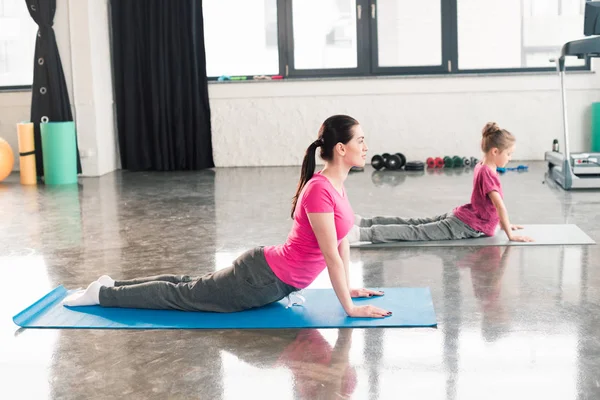 Mor och dotter utövar yoga — Stockfoto