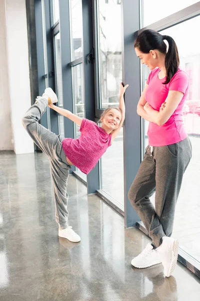 Madre e figlia stretching — Foto Stock