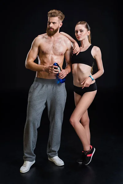 Sportsman with sport bottle and sportswoman — Stock Photo, Image