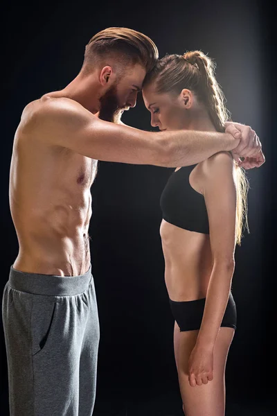 Sportsman och idrottskvinna embracing — Stockfoto