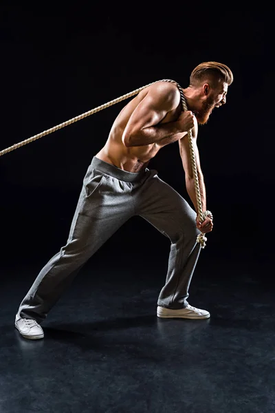 Desportista puxando corda — Fotografia de Stock