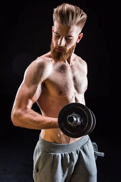 Bodybuilder training met halter — Stockfoto