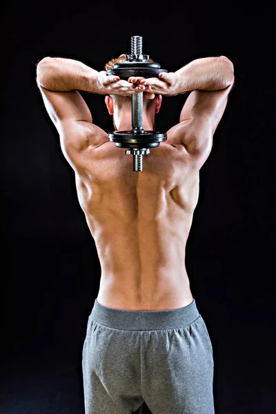 Bodybuilder training met halter — Stockfoto