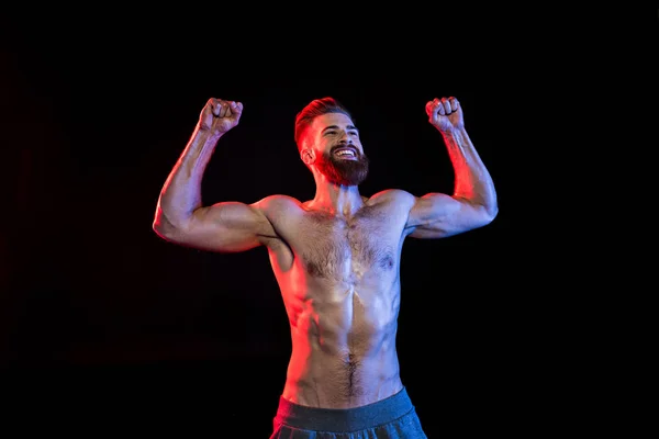 Bodybuilder celebrating triumph — Free Stock Photo