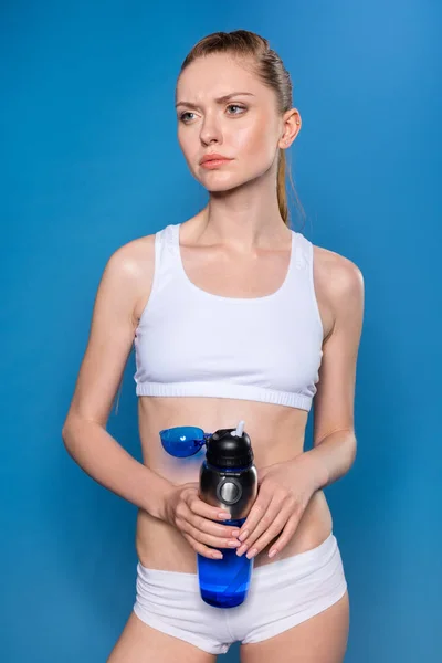 Sportswoman with sport bottle — Free Stock Photo