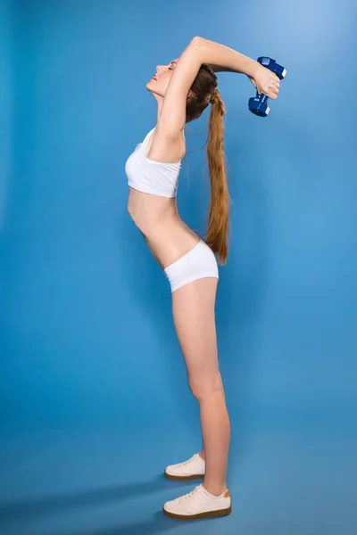 Olahragawan wanita berlatih dengan dumbbells — Stok Foto