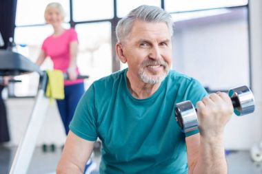 dumbbell ile üst düzey sporcu