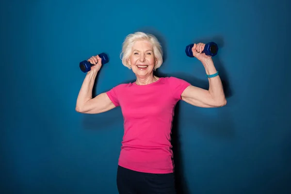 Seniorin trainiert mit Kurzhanteln — Stockfoto