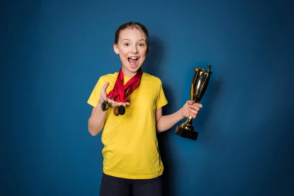 Mädchen mit Medaillen und Trophäe — Stockfoto