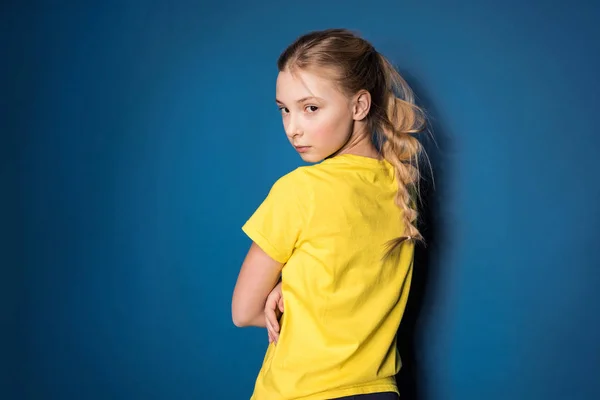 Fille préadolescente en chemise jaune — Photo