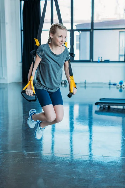 Mädchentraining mit Widerstandsbändern — Stockfoto