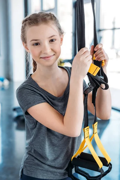 Girl training with resistance bands — Stock Photo, Image