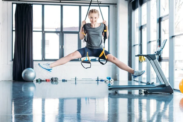 Mädchentraining mit Widerstandsbändern — Stockfoto