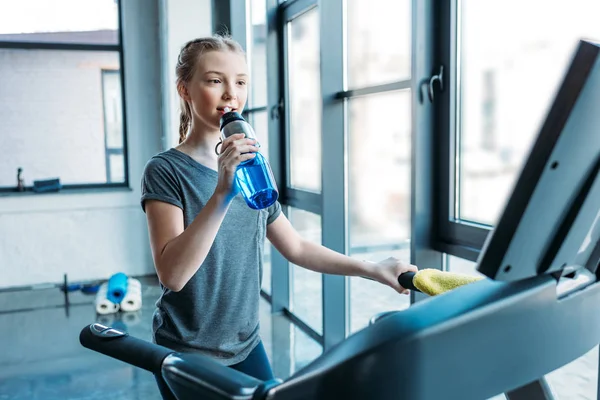 Preteen girl training on treadmill — Stock Photo, Image