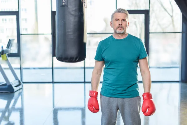 Desportista sênior em luvas de boxe — Fotografia de Stock