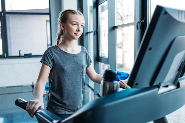 Preteen girl training on treadmill — Stock Photo, Image