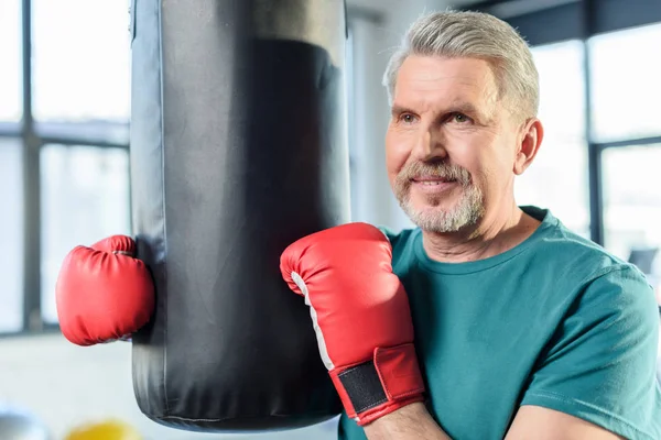 Senior sportman in bokshandschoenen — Stockfoto