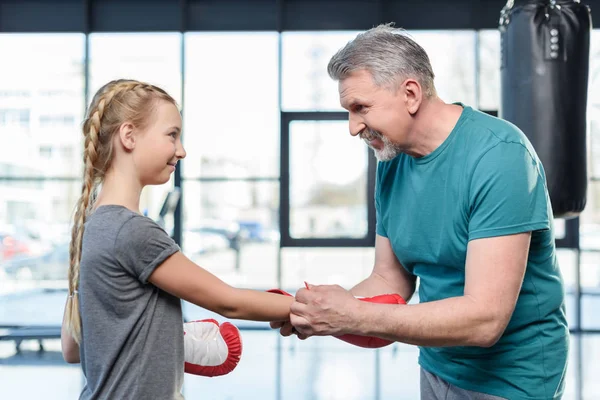 Preteen mädchen boxen mit trainer. — kostenloses Stockfoto