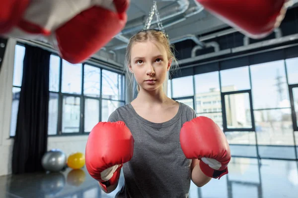 Preteen meisje boksen met trainer. — Stockfoto