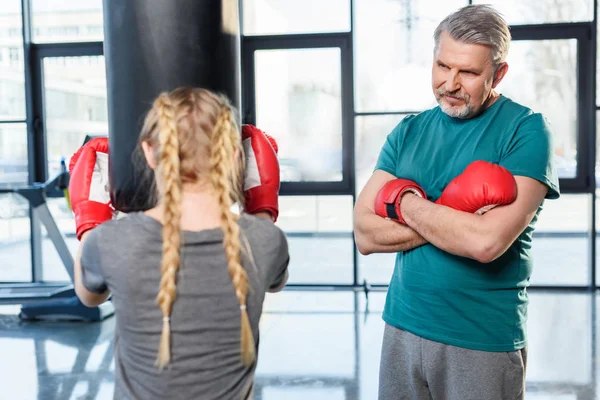 Preteen mädchen boxen mit trainer. — kostenloses Stockfoto