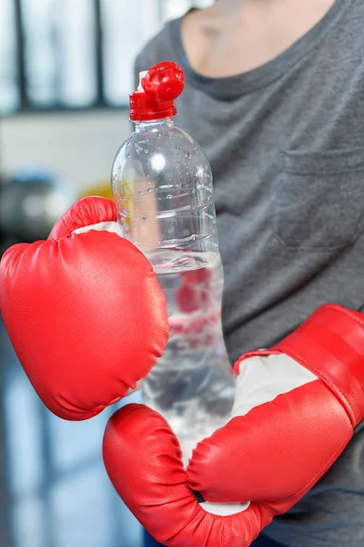 Niño preadolescente con botella de deporte — Foto de Stock