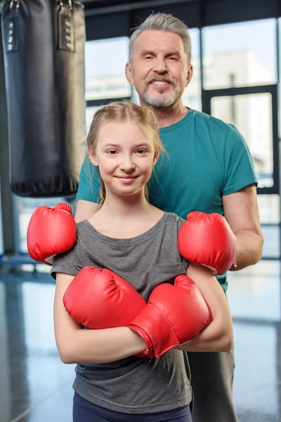 Preteen meisje boksen met trainer. — Stockfoto