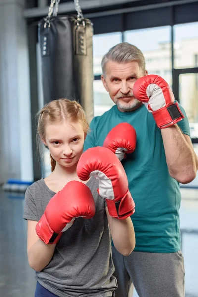 Preteen menina boxe com treinador . — Fotos gratuitas