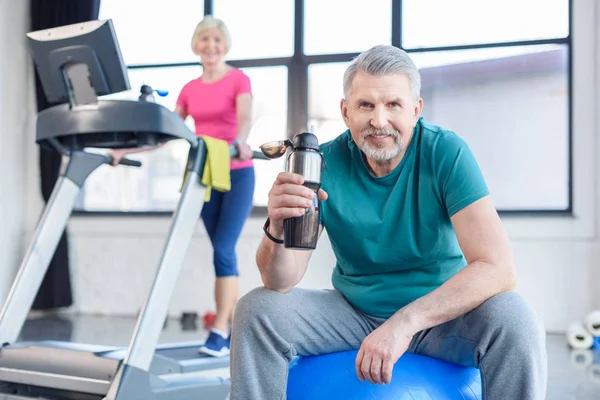 Senior sportman met sport fles — Stockfoto