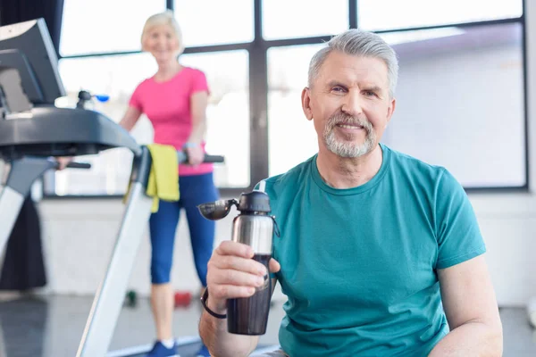 Senior Sportler mit Sportflasche — Stockfoto