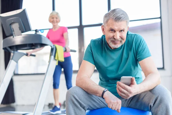 Deportista senior usando smartphone — Foto de Stock