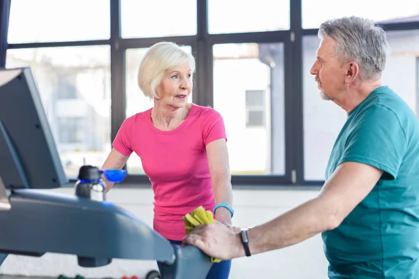 Senior couple training on treadmill — Stock Photo, Image