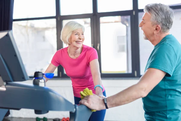 Entrenamiento de pareja mayor en cinta de correr — Foto de Stock