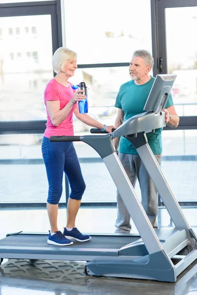 Entrenamiento de pareja mayor en cinta de correr —  Fotos de Stock