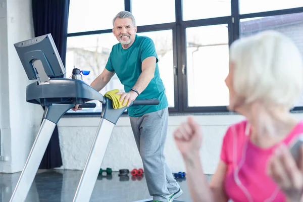 Senior sportsman training on treadmill — Stock Photo, Image