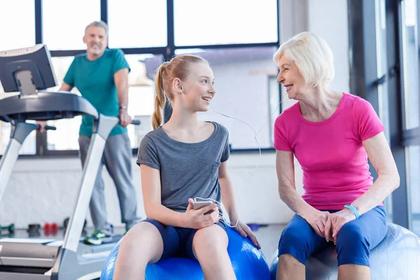Senior woman with girl in gym — Stock Photo, Image