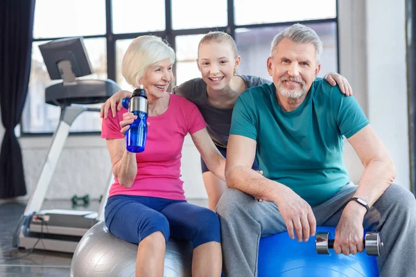 Vieux couple avec fille en salle de gym — Photo