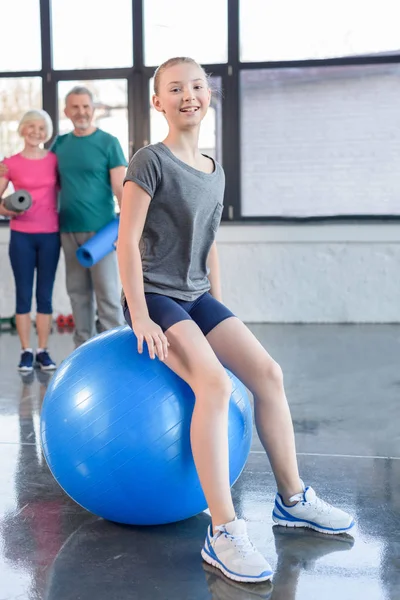 Menina exercitando na bola de fitness — Fotografia de Stock