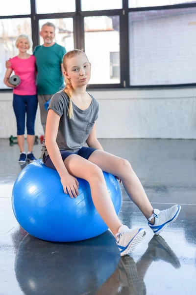 Chica haciendo ejercicio en la pelota de fitness — Foto de stock gratis