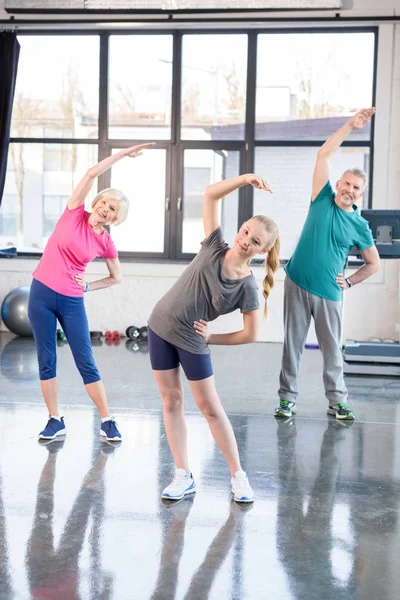 Old couple with girl in gym — Stock Photo, Image