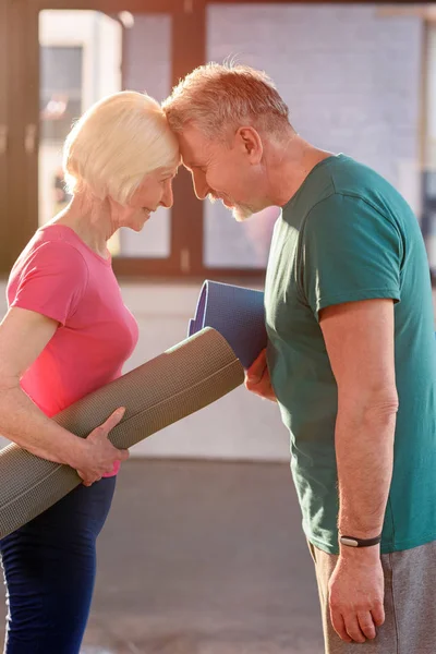 Couple de personnes âgées dans la salle de gym — Photo