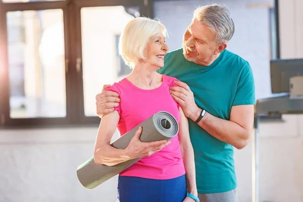 Couple de personnes âgées dans la salle de gym — Photo