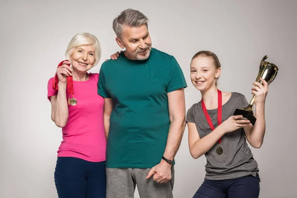 Familia deportiva con trofeo — Foto de Stock