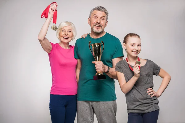 Спортивна сім'я з трофеєм — стокове фото