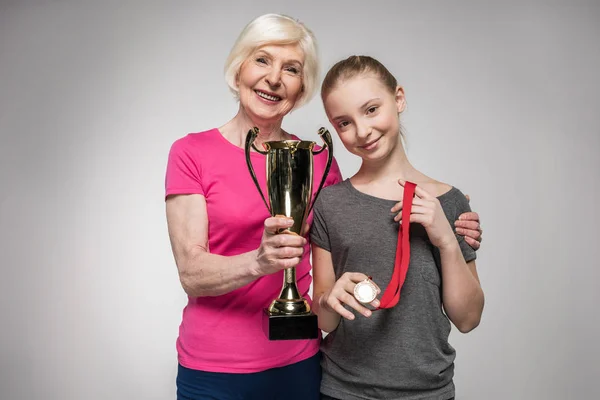 Família desportiva com troféu — Fotografia de Stock