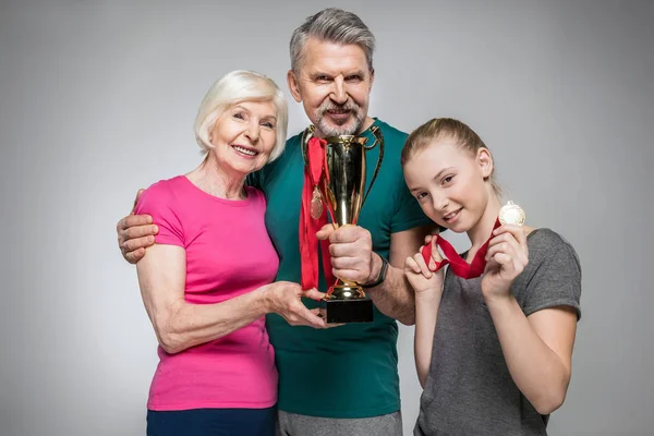 Família desportiva com troféu — Fotografia de Stock