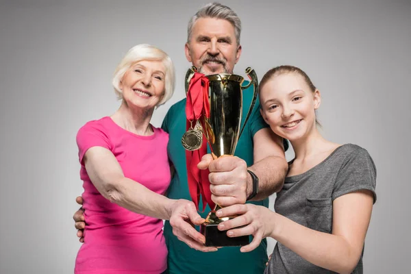 Família desportiva com troféu — Fotografia de Stock