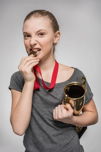 Девушка с трофеем и медалью — стоковое фото