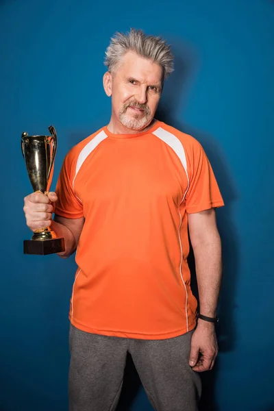 Esportista sênior com troféu — Fotografia de Stock