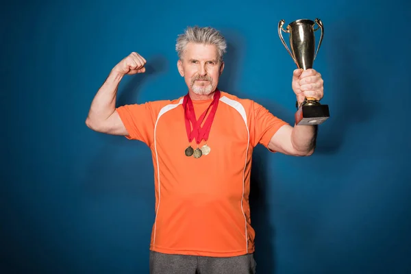 Senior sportsman with trophy — Stock Photo, Image