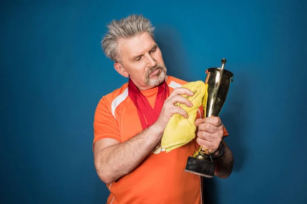 Senior sportman met trofee — Stockfoto